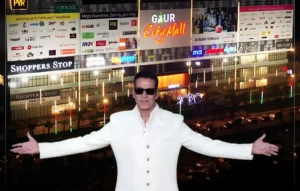 Akshay Kumar Gaur City Mall visit